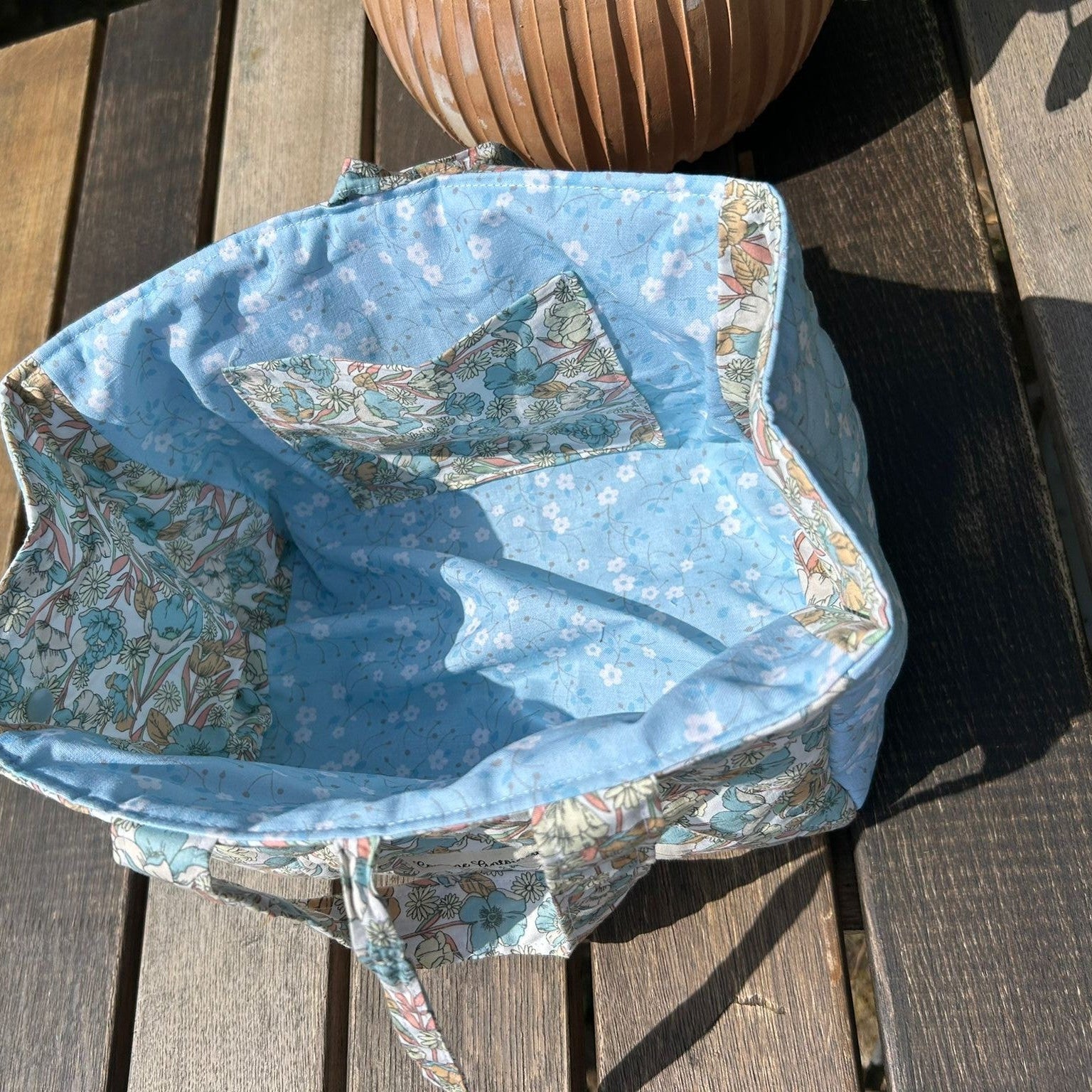 Sac bandoulière Emilien Iris artisanal matelassé avec fermeture aimantée - détail finition - Cousine Antoinette
