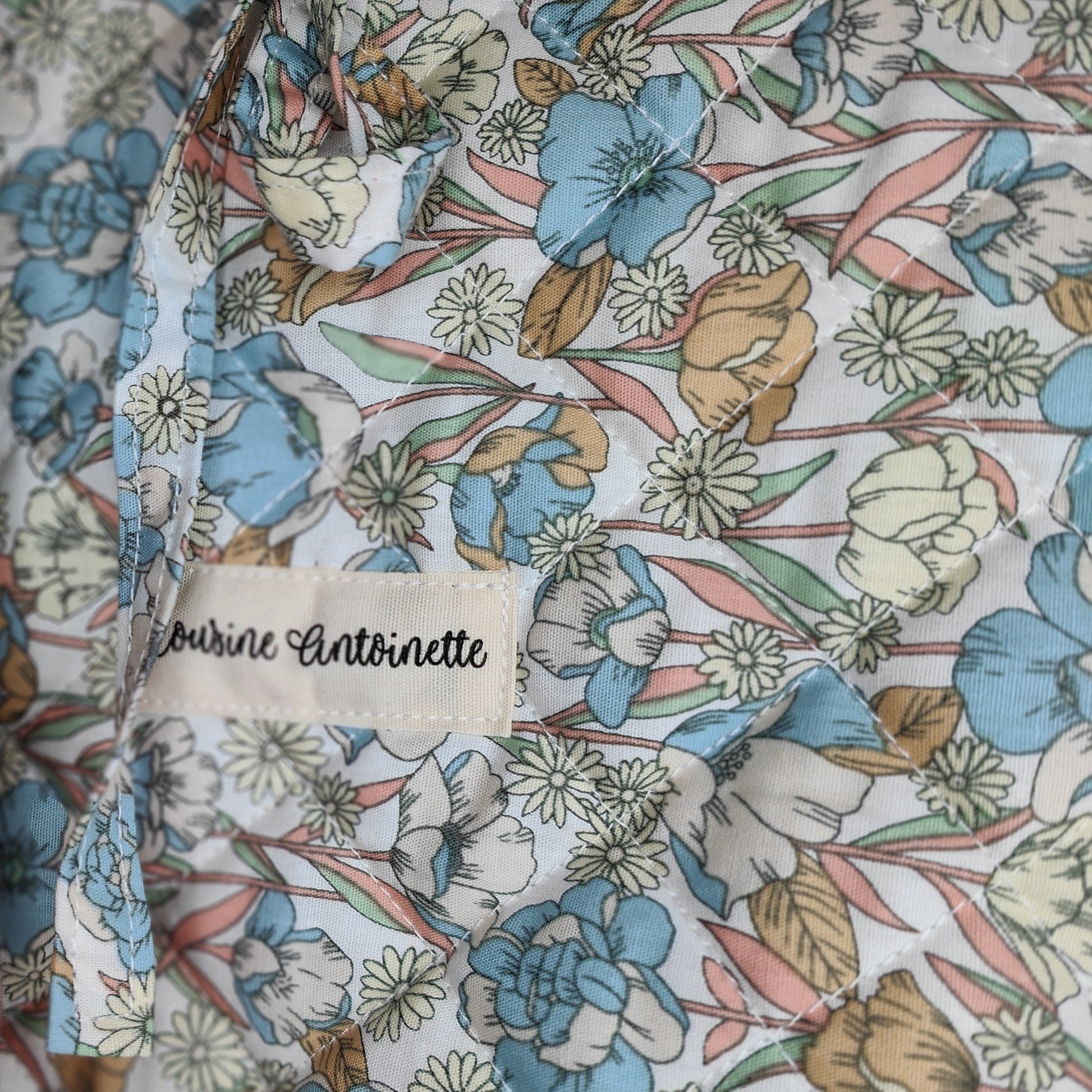Sac à main artisanal Emilien Iris matelassé imprimé Liberty - porté bandoulière - Cousine Antoinette
