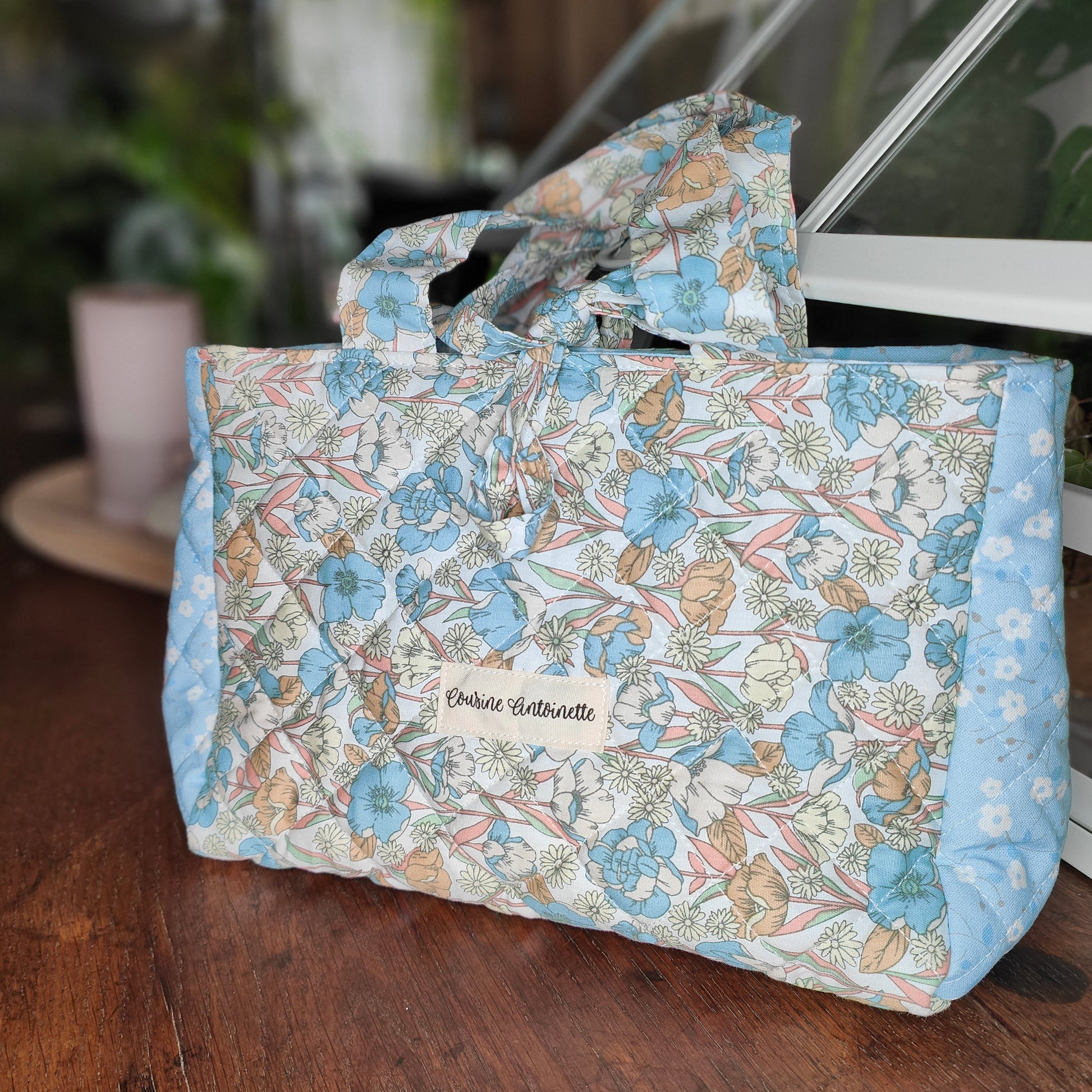 Sac à main Emilien Iris Liberty fleuri matelassé - vue de profil avec bandoulière réglable - Cousine Antoinette
