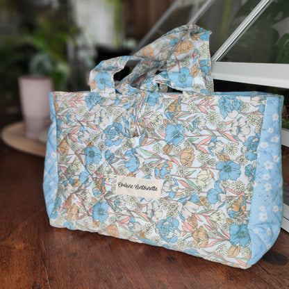 Sac à main Emilien Iris Liberty fleuri matelassé - vue de profil avec bandoulière réglable - Cousine Antoinette
