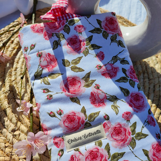 Housse de livre broché Lia artisanale matelassée, motif fleuri rose, doublée vichy rouge, fermeture nouettes, fait main Angers
