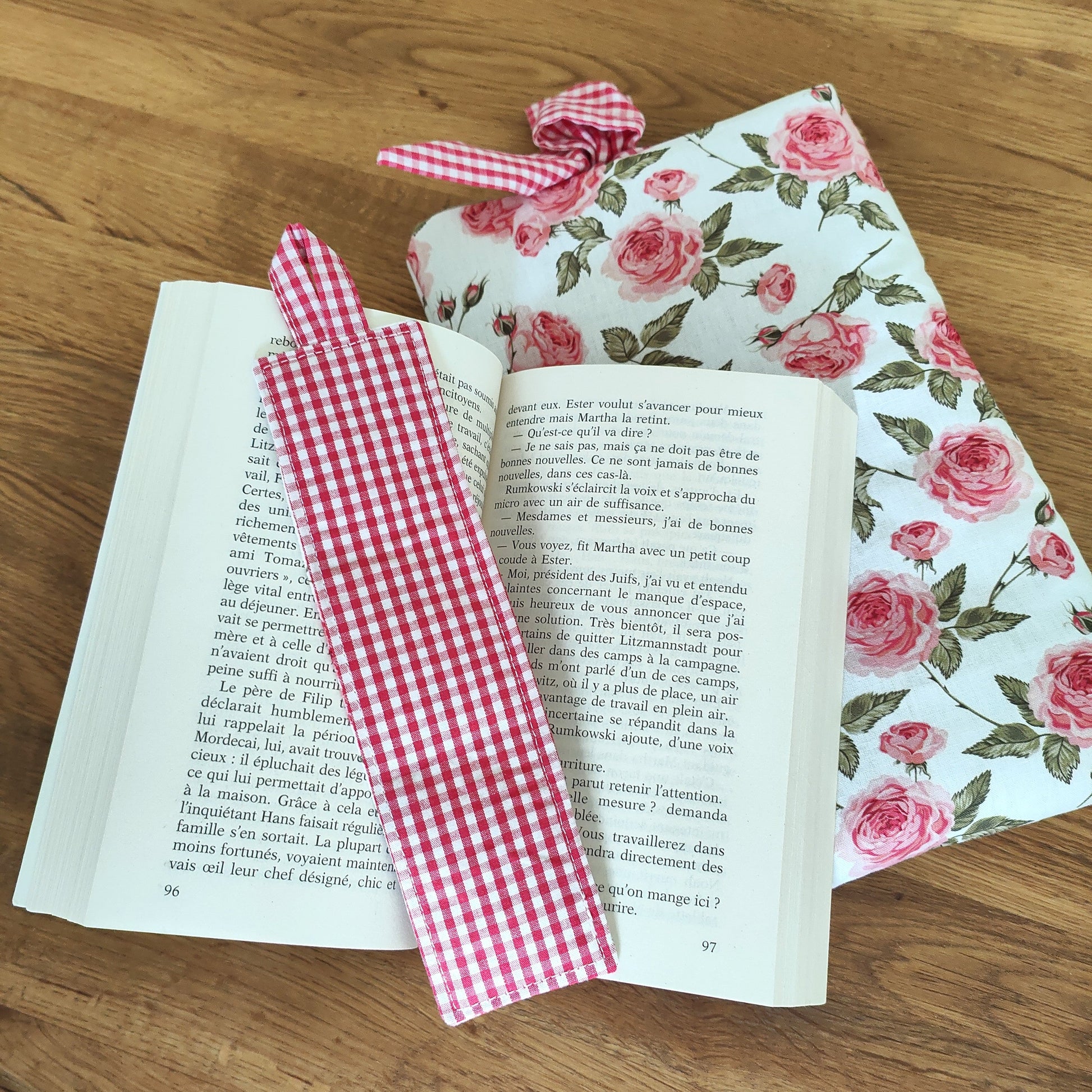 Housse livre broché Lia avec livre format broché, protection matelassée coton Oeko-Tex
