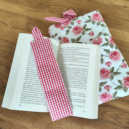 Housse livre broché Lia avec livre format broché, protection matelassée coton Oeko-Tex
