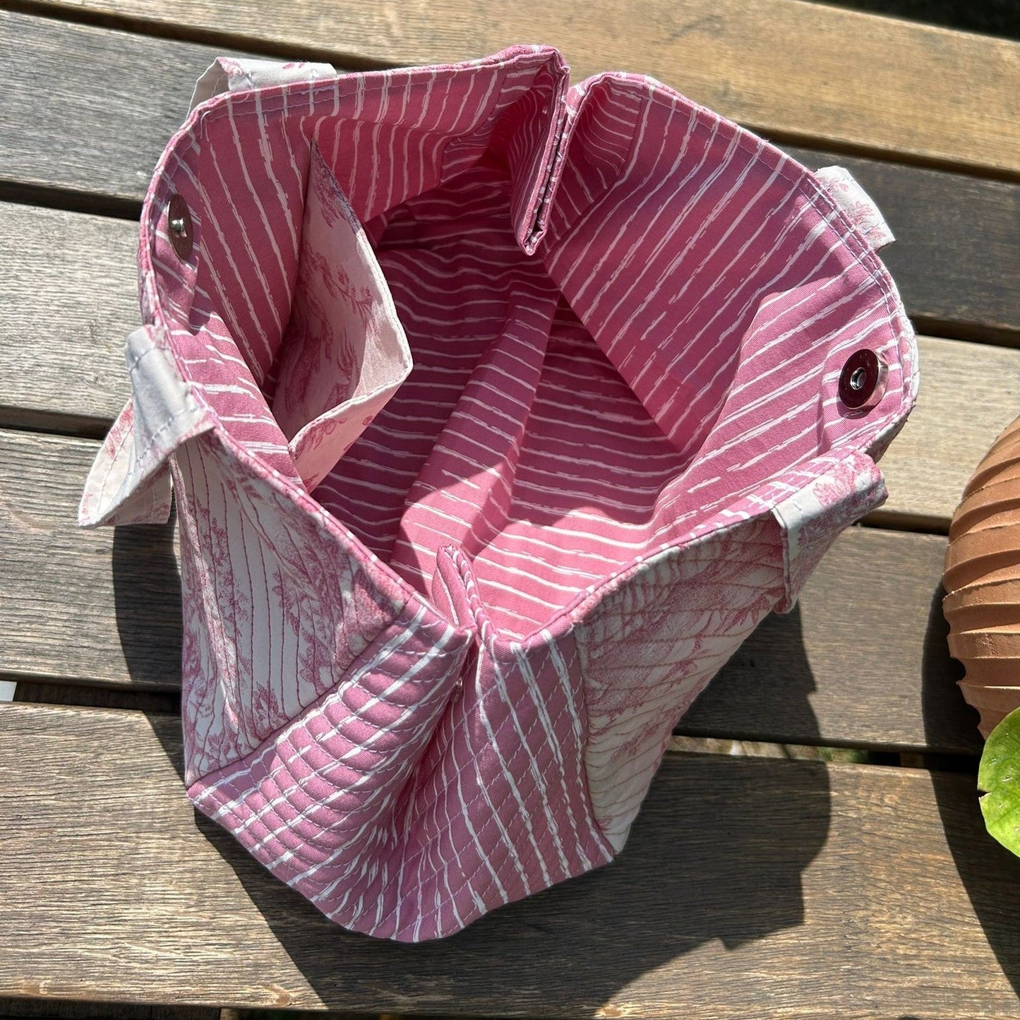 Sac à main Emilien Léontine matelassé en situation, vue d'ensemble montrant la forme et les proportions du sac artisanal
