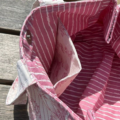 Gros plan sur les détails de fabrication matelassée et coutures du sac à main Emilien Léontine fait main
