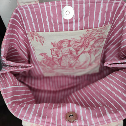 Détail du motif floral Léontine matelassé sur tissu du sac à main Emilien, finitions artisanales soignées