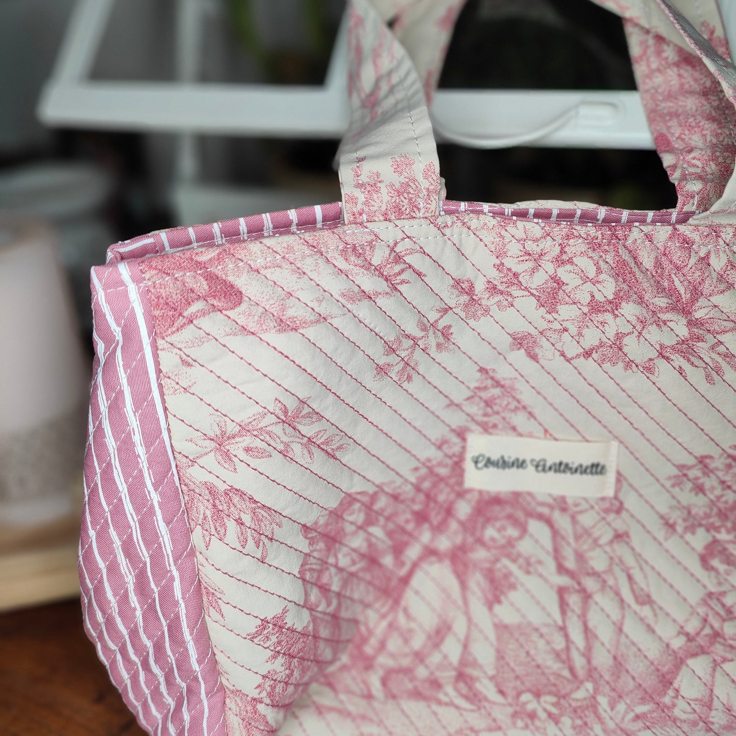 Zoom sur les finitions artisanales et la qualité de fabrication matelassée du sac à main Emilien motif Léontine
