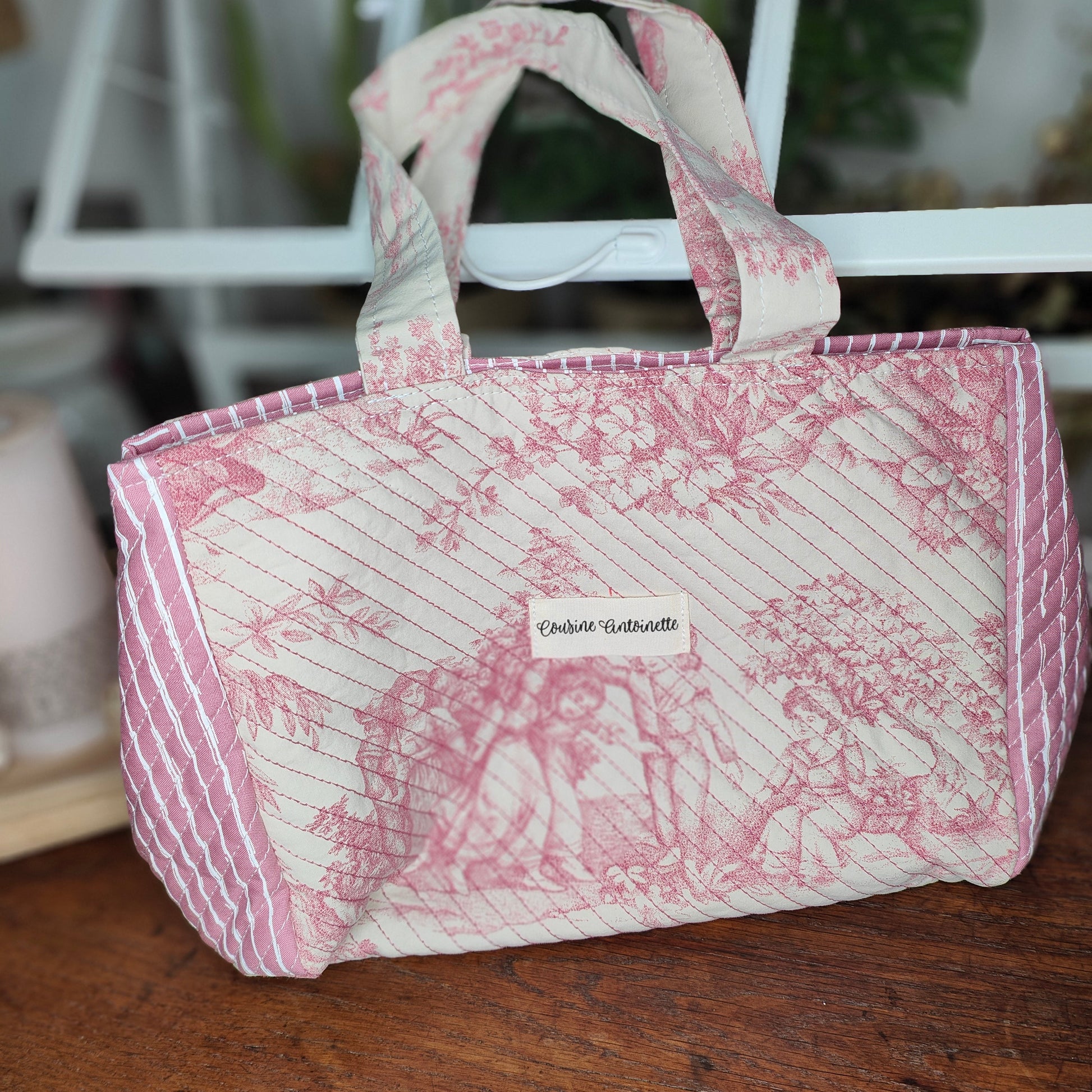 Sac à main artisanal Emilien Léontine matelassé vue de profil, montrant l'épaisseur et la structure du sac
