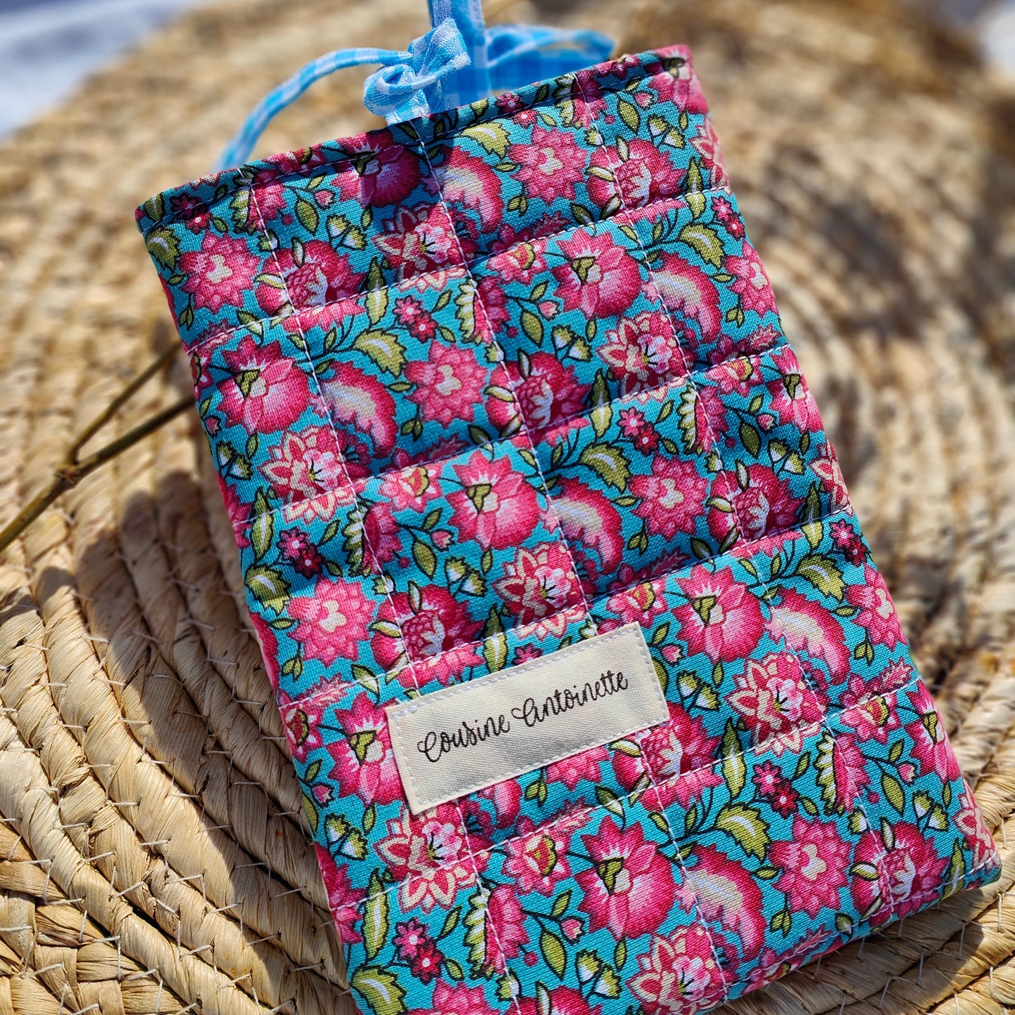 Housse de livre de poche Malabar artisanale matelassée, motif coloré, doublée vichy bleu, fermeture nouettes, fait main Angers