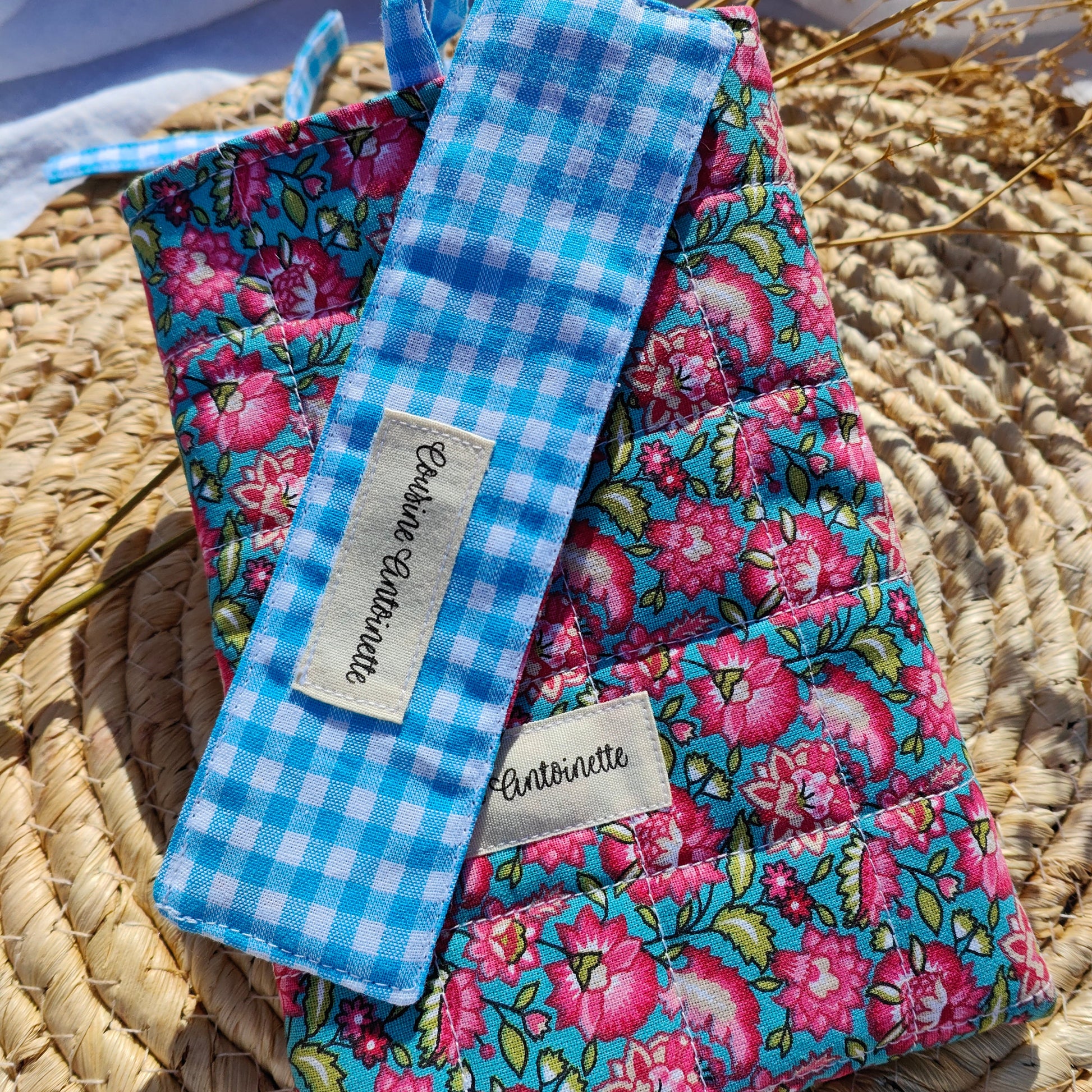 Détail tissu extérieur motif coloré housse livre de poche Malabar fait main
