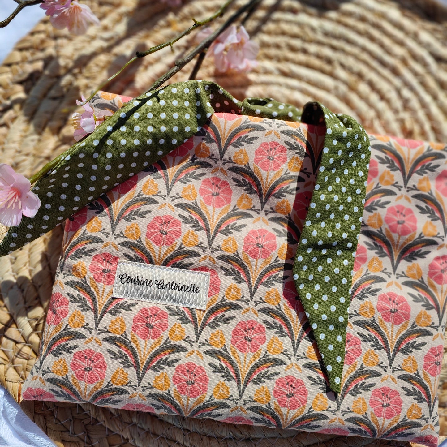 Housse de livre broché Matcha artisanale matelassée, motif vert, doublée vert pois blanc, fermeture nouettes, fait main Angers
