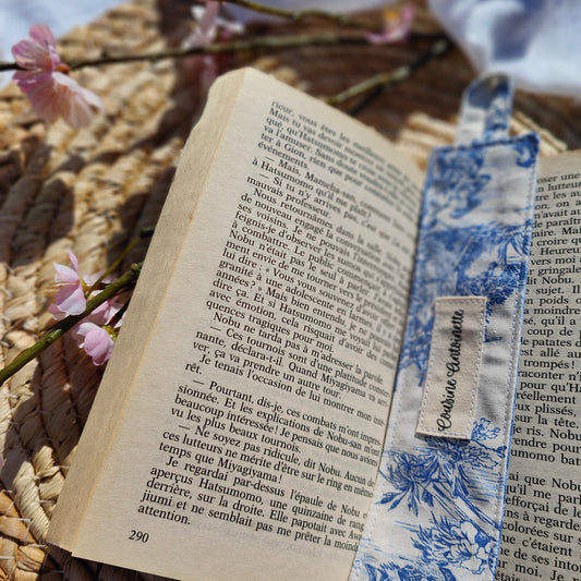 Marque-page Céleste artisanal recto-verso motif bleu ciel et vichy bleu, 100% coton Oeko-Tex, fait main Angers
