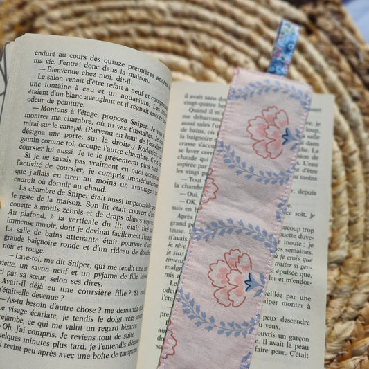 Marque-page Clochette artisanal recto-verso motif floral délicat et fleurs, 100% coton Oeko-Tex, fait main Angers
