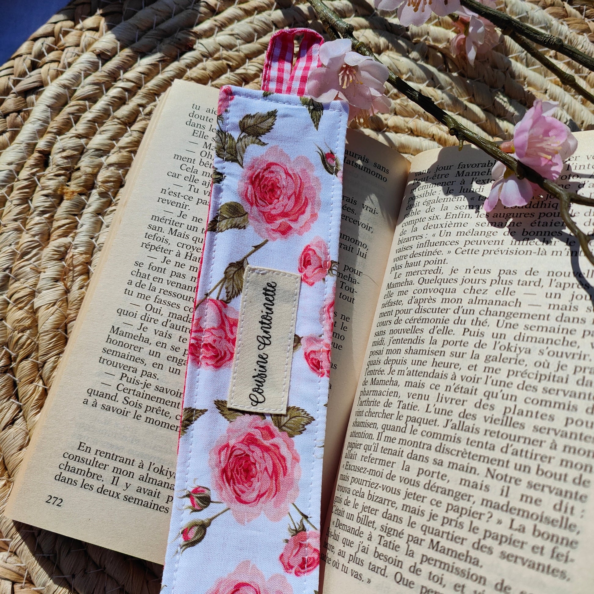 Marque-page Lia artisanal recto-verso motif fleuri rose et vichy rouge, 100% coton Oeko-Tex, fait main Angers
