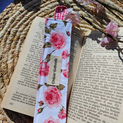 Marque-page Lia artisanal recto-verso motif fleuri rose et vichy rouge, 100% coton Oeko-Tex, fait main Angers
