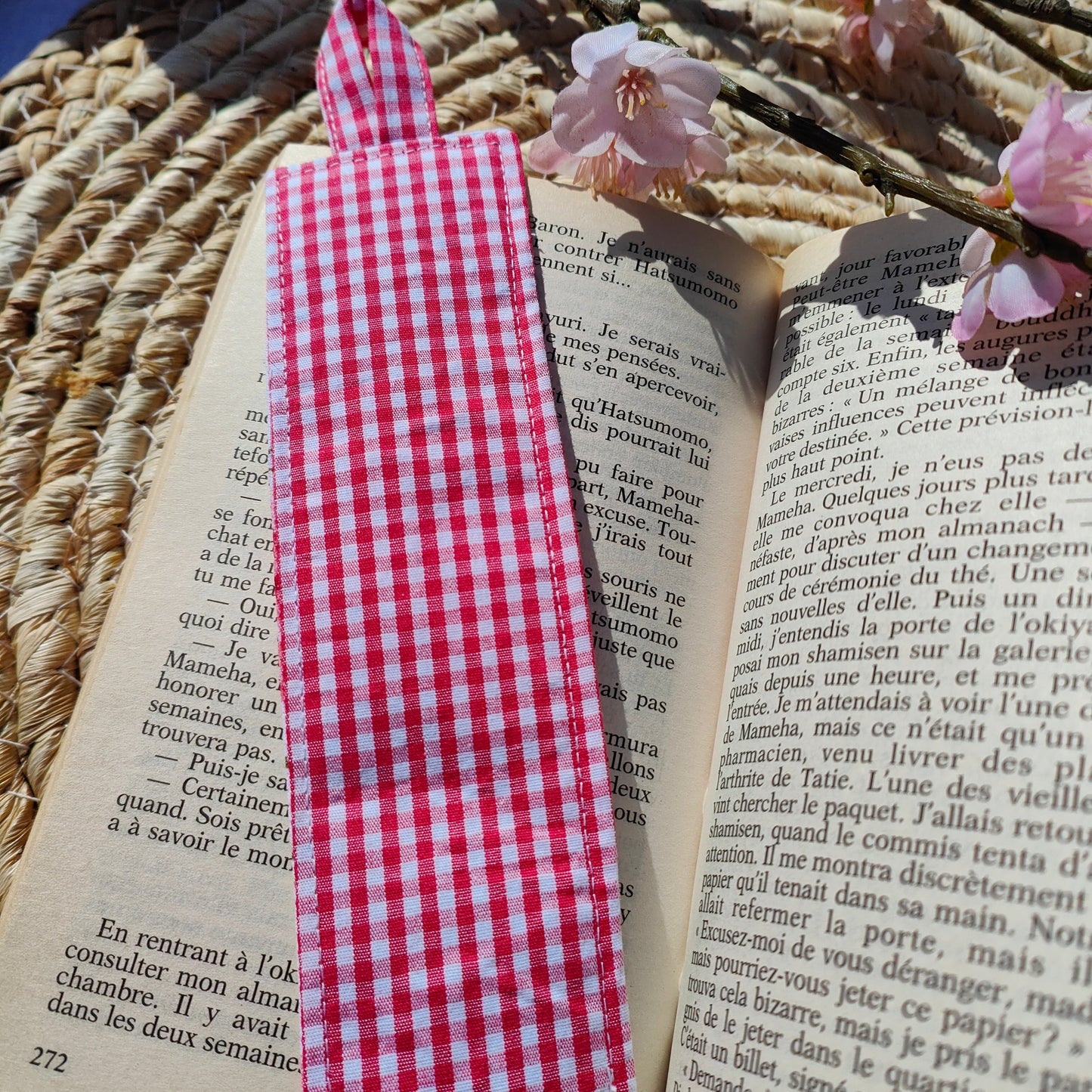 Marque-page Lia recto motif fleuri rose, cousu main, dimensions 19x5cm
