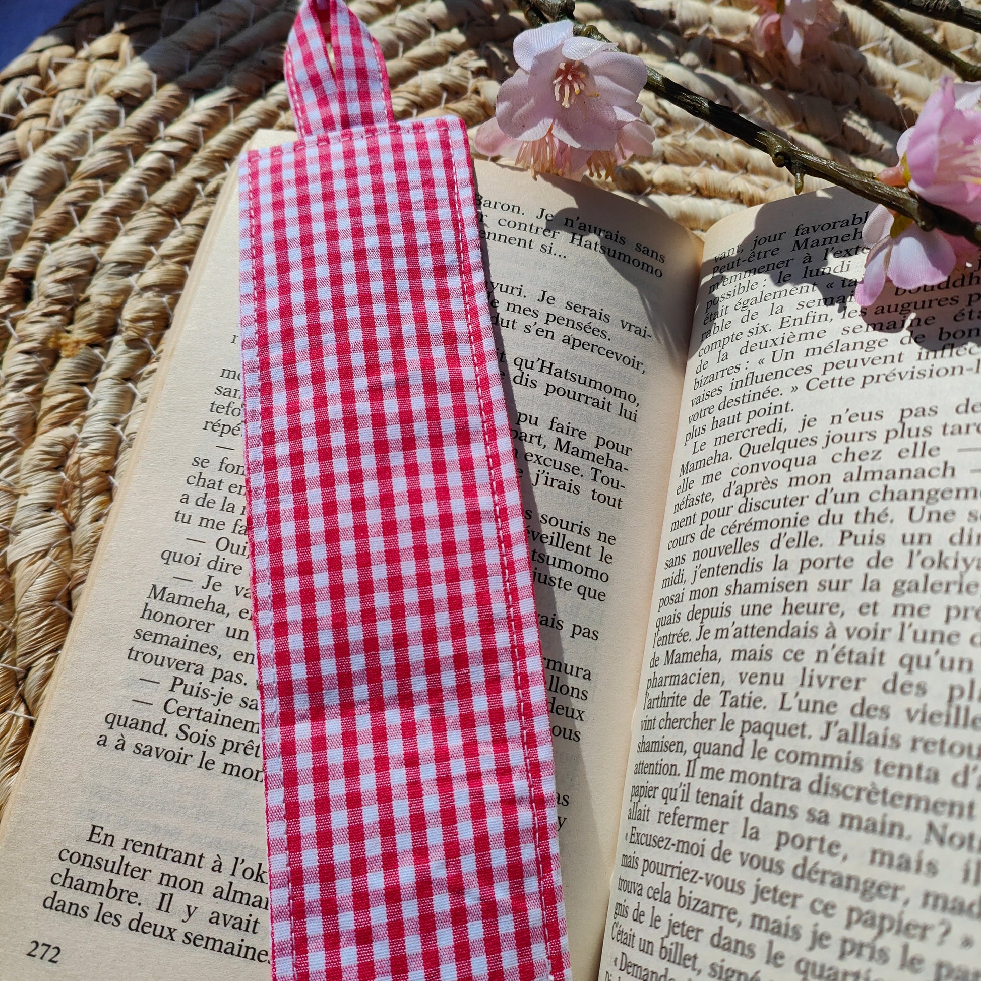 Marque-page Lia recto motif fleuri rose, cousu main, dimensions 19x5cm
