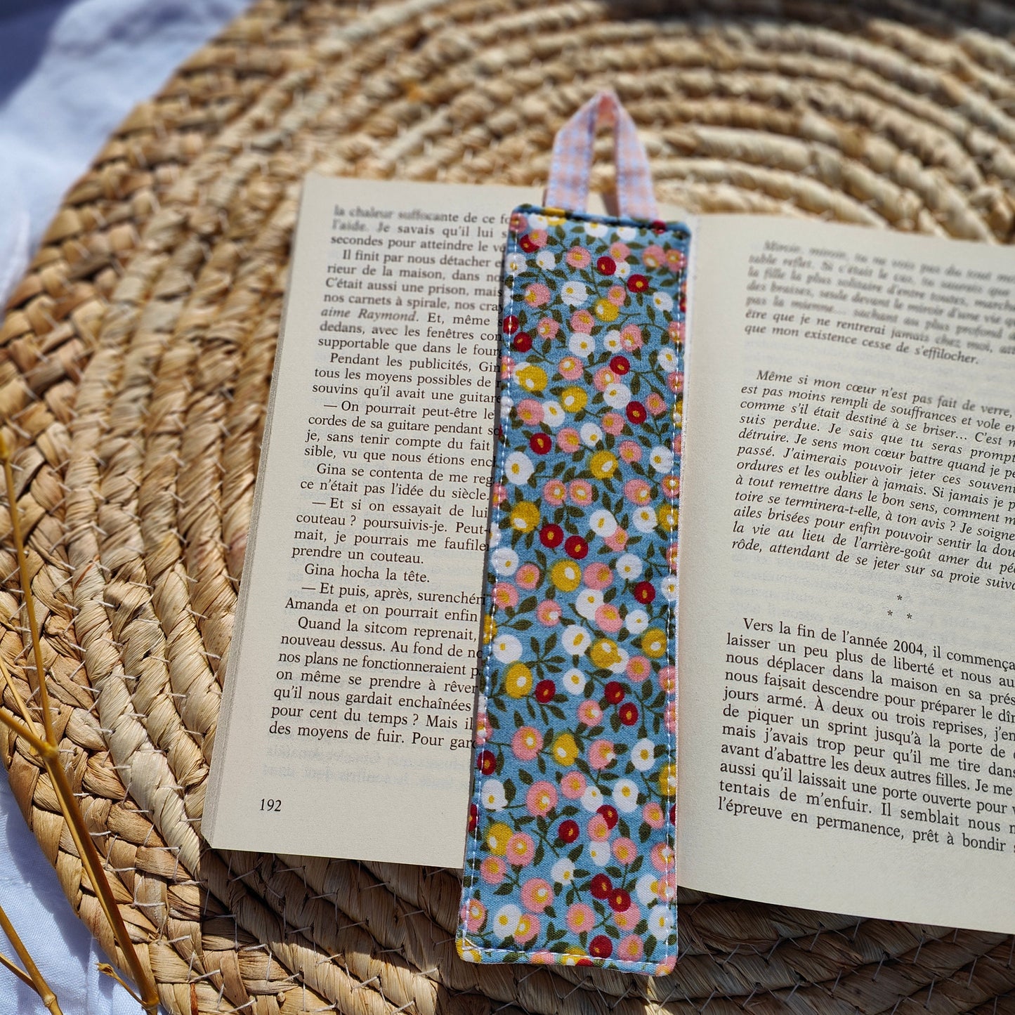 Marque-page Rosalie artisanal recto-verso motif fleuri rose et vichy rose, 100% coton Oeko-Tex, fait main Angers
