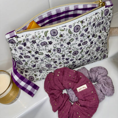 Pochette zippée Colette Prairie artisanale fait main en France, Liberty violet et doublure vichy assortie
