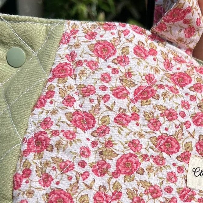 Détail du motif floral pivoine rose sur tissu du sac à main Emilien, finitions artisanales soignées