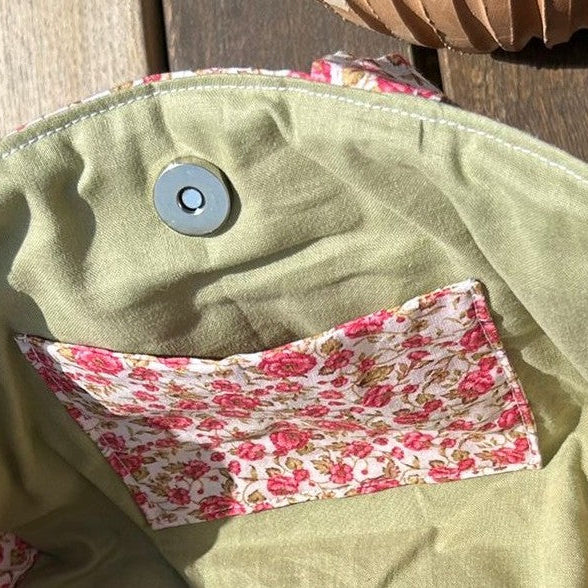 Zoom sur les finitions artisanales et la qualité de fabrication du sac à main Emilien motif Pivoine