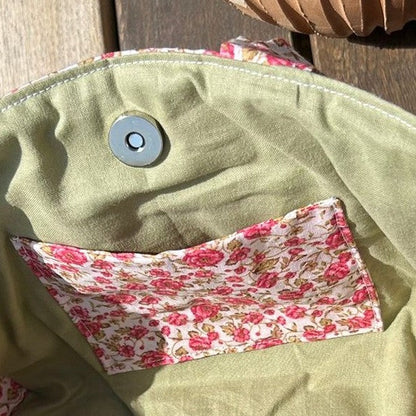 Zoom sur les finitions artisanales et la qualité de fabrication du sac à main Emilien motif Pivoine