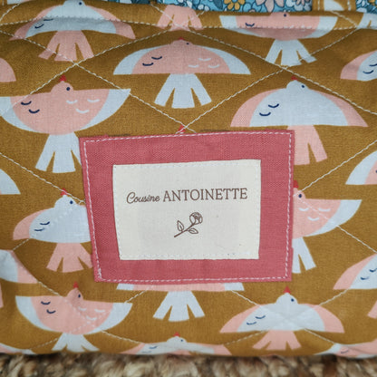 Étiquette Cousine Antoinette sur pochette Leone Arielle, accessoire artisanal en coton certifié Oeko-Tex
