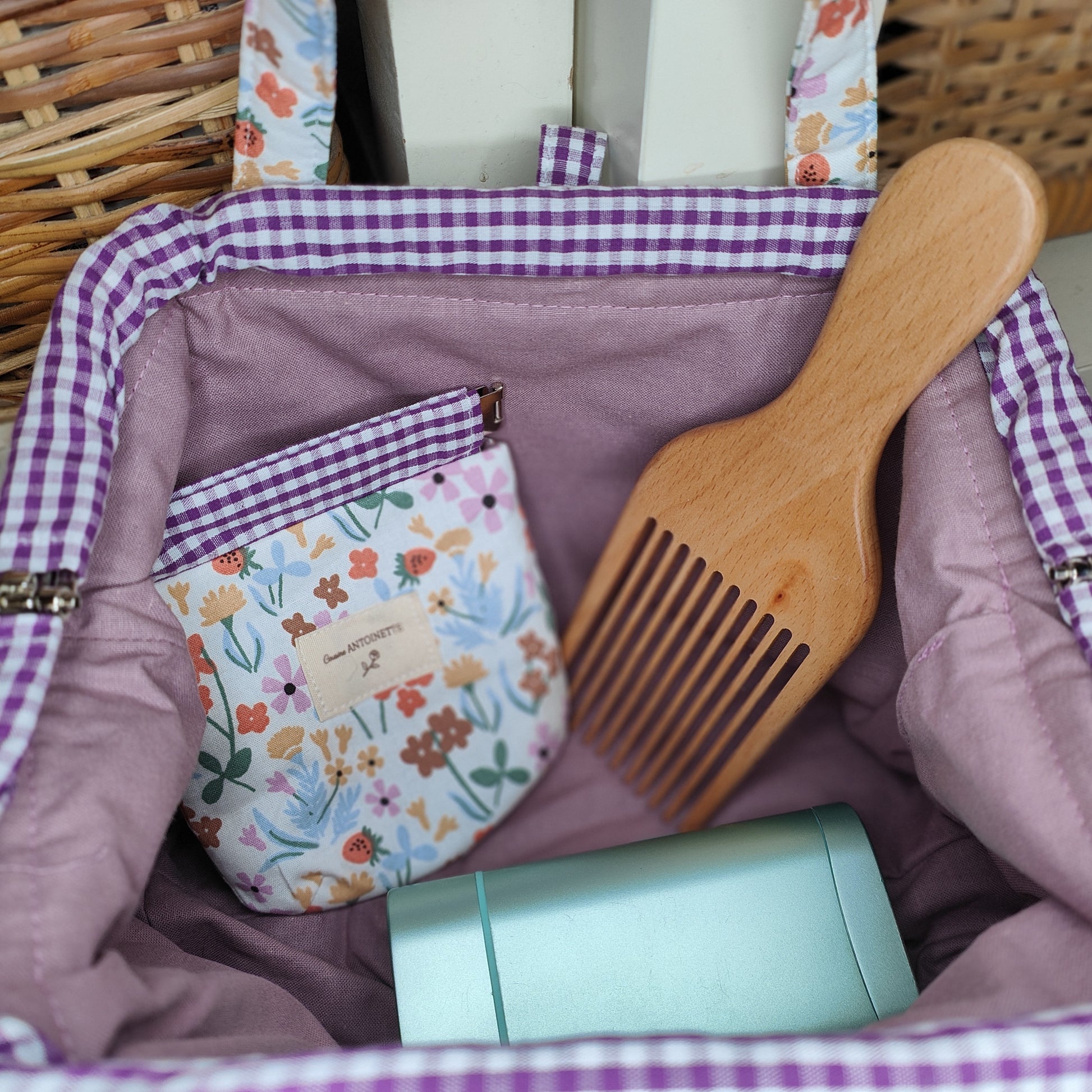 Détail intérieur doublé lilas à touches vichy de la pochette Leone Lilas, fabrication française
