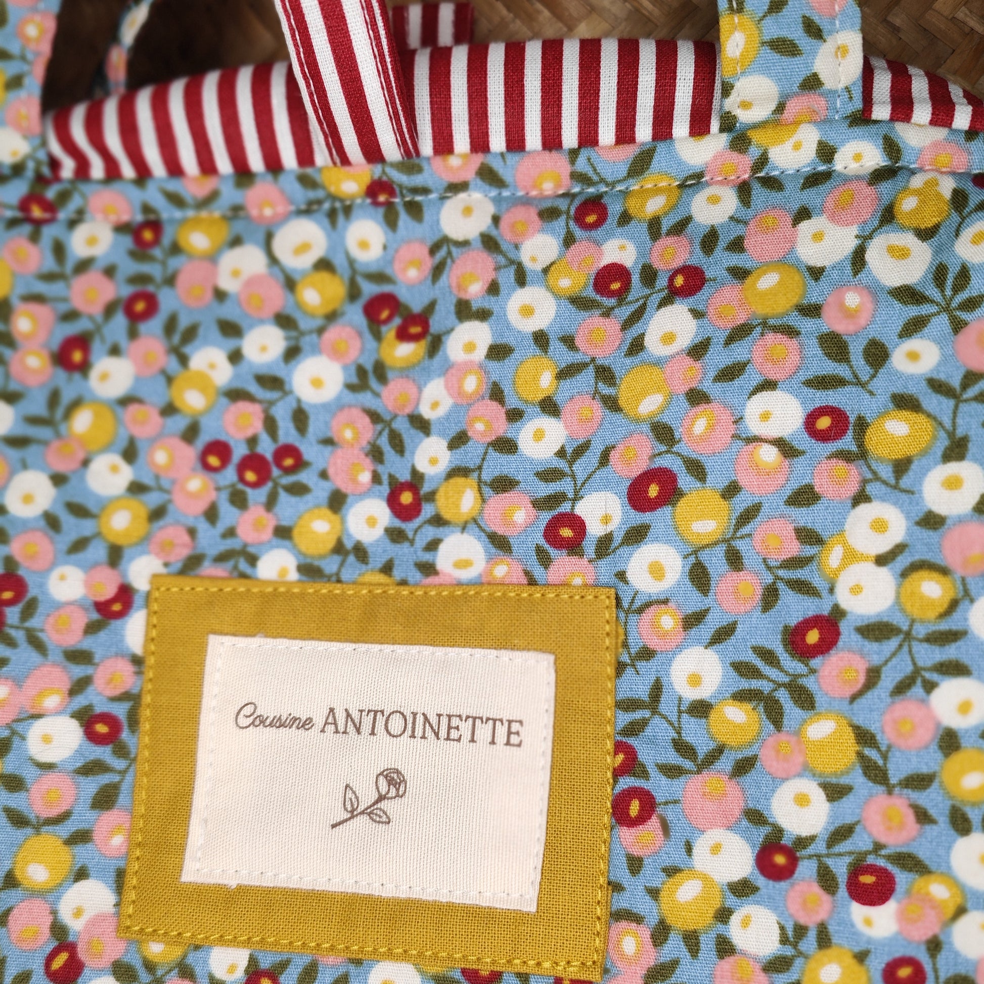 Étiquette Cousine Antoinette sur pochette Leone Rosalie, accessoire artisanal en coton certifié Oeko-Tex
