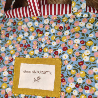 Étiquette Cousine Antoinette sur pochette Leone Rosalie, accessoire artisanal en coton certifié Oeko-Tex
