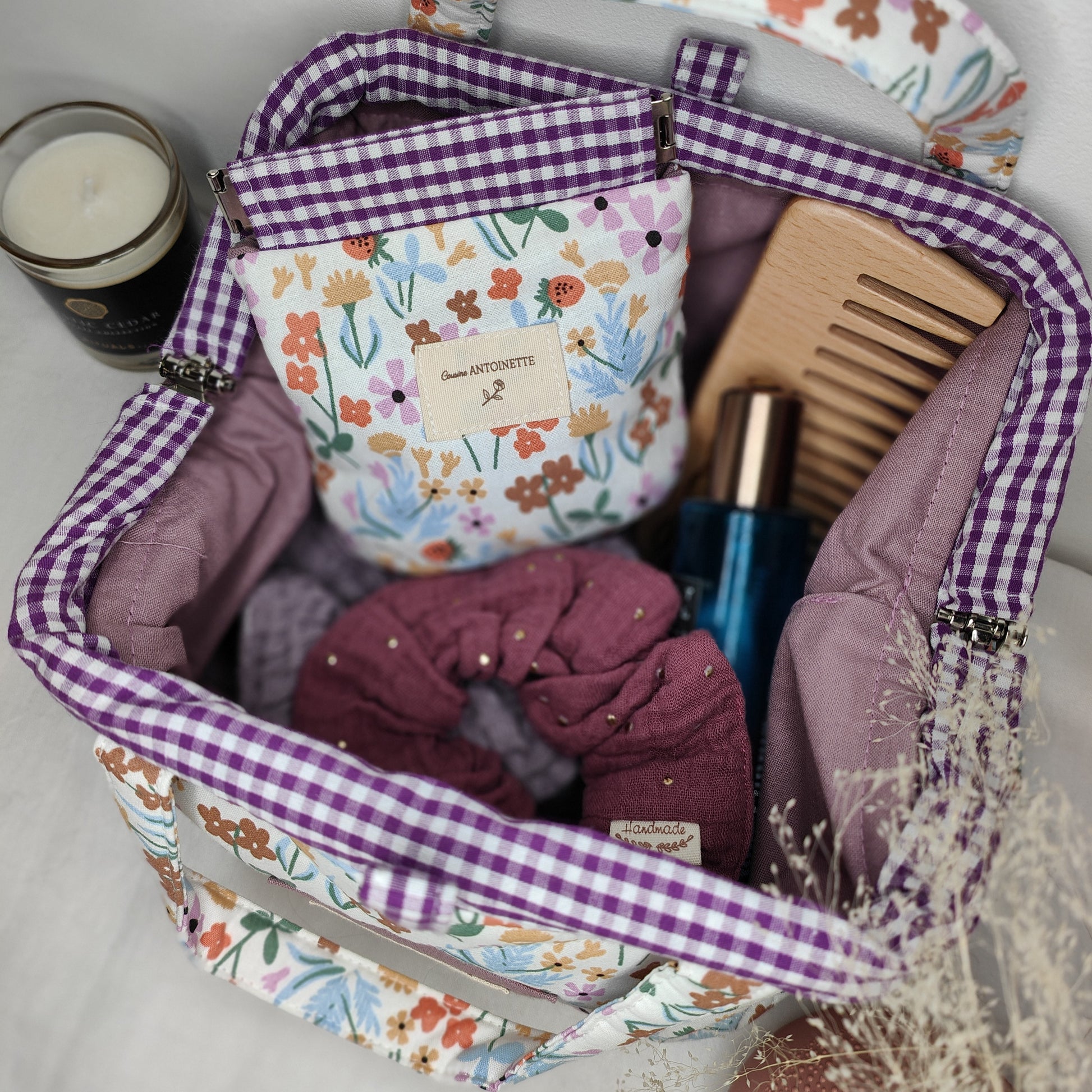 Porte-monnaie Léon de Cousine Antoinette en tissu lilas avec fermeture éclair et design élégant pour femmes.