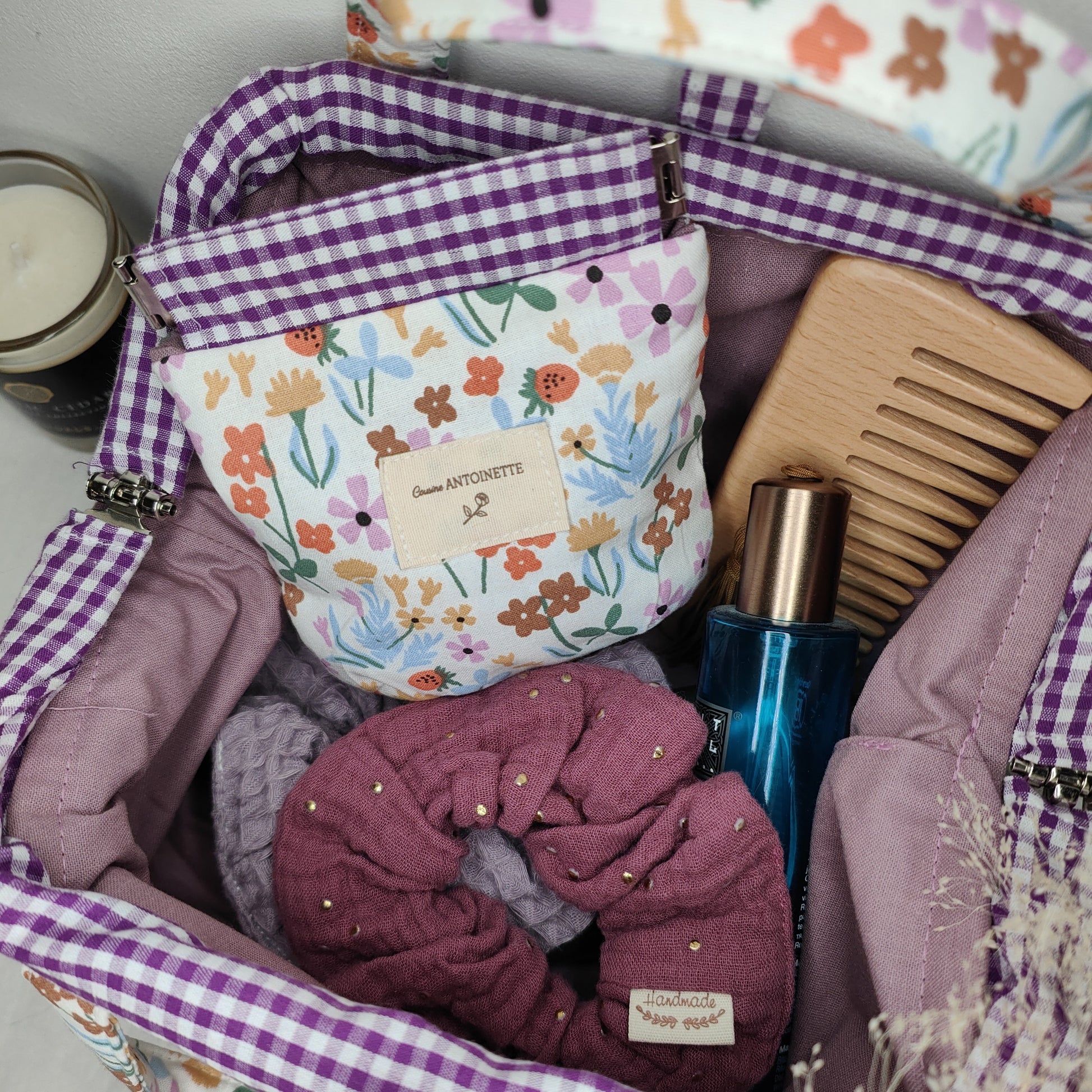 Porte-monnaie Léon de Cousine Antoinette en tissu lilas avec fermeture éclair et détails élégants.