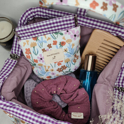 Porte-monnaie Léon de Cousine Antoinette en tissu lilas avec fermeture éclair et détails élégants.