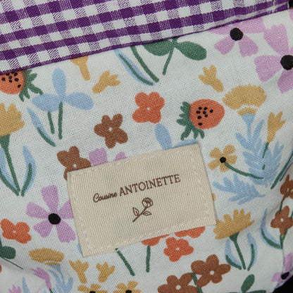Porte-monnaie Léon de Cousine Antoinette en tissu lilas avec fermeture éclair et détails élégants.