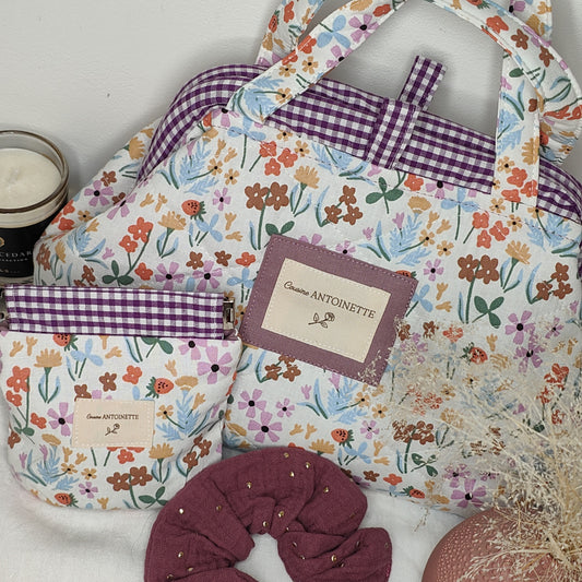 Porte-monnaie Léon de Cousine Antoinette en tissu lilas avec fermeture éclair, intérieur organisé pour pièces et billets.