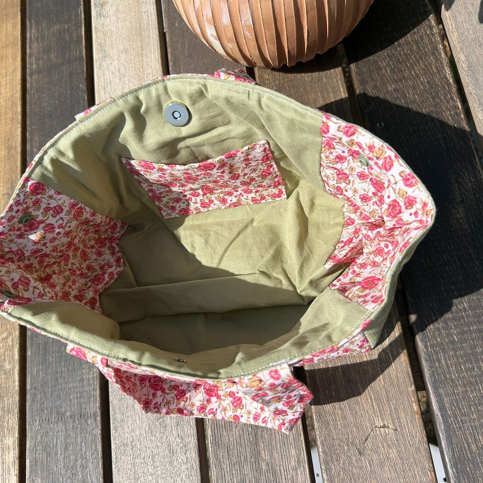 ac à main artisanal Emilien Pivoine vue de profil, montrant l'épaisseur et la structure du sac