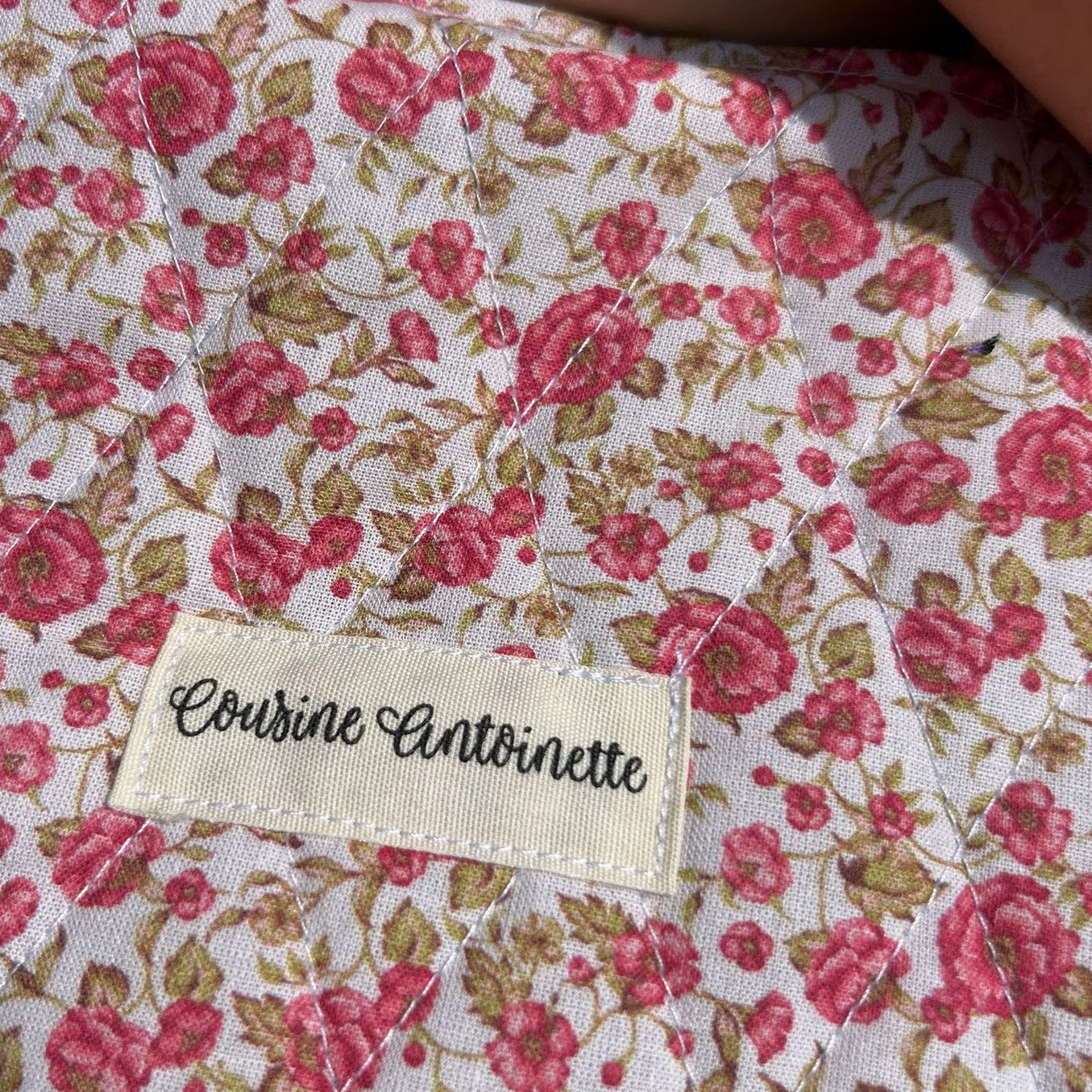 Gros plan sur les détails de fabrication et coutures du sac à main Emilien Pivoine fait main
