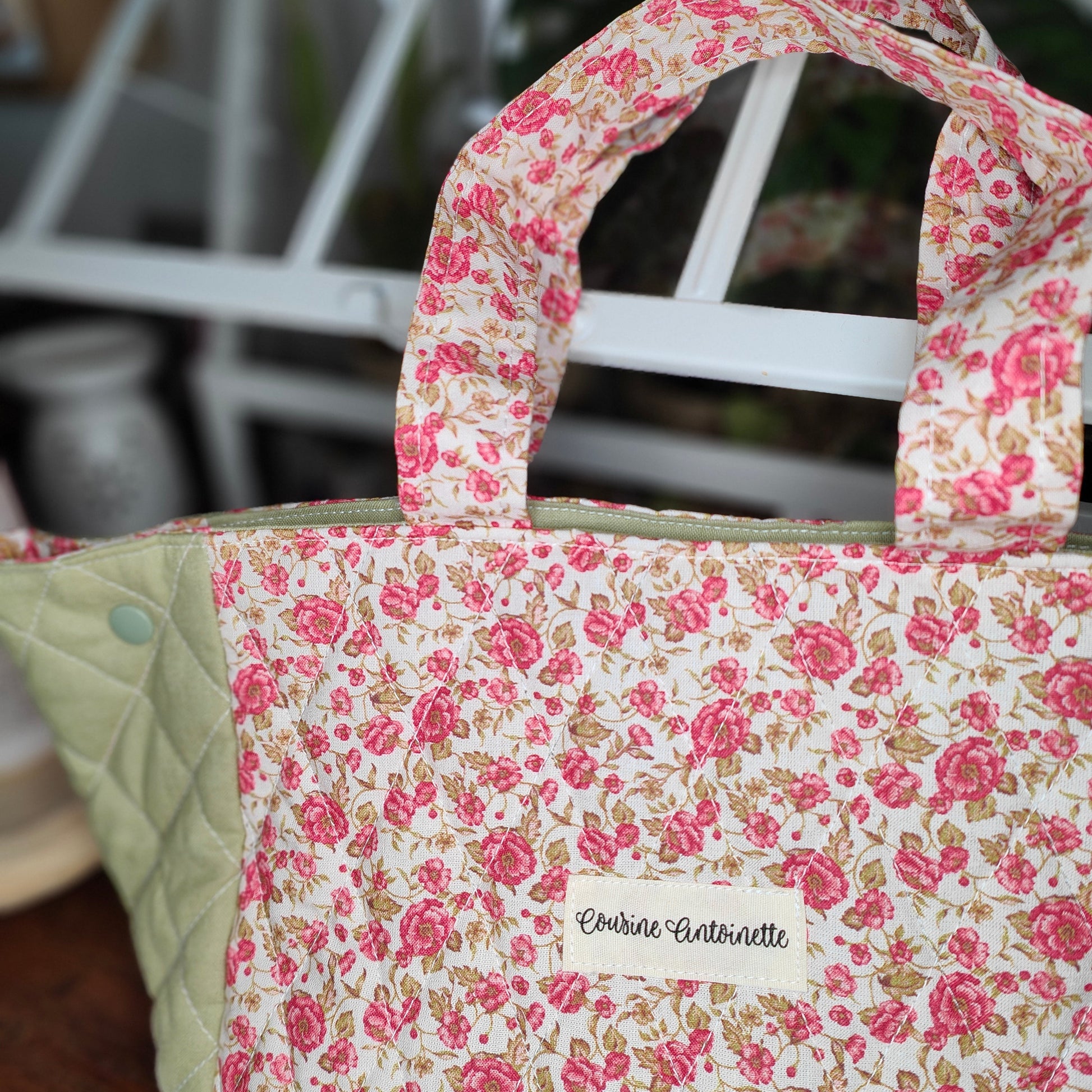 Sac à main Cousine Antoinette Emilien avec motif Pivoine, en cuir, montrant le design élégant et la texture du sac.