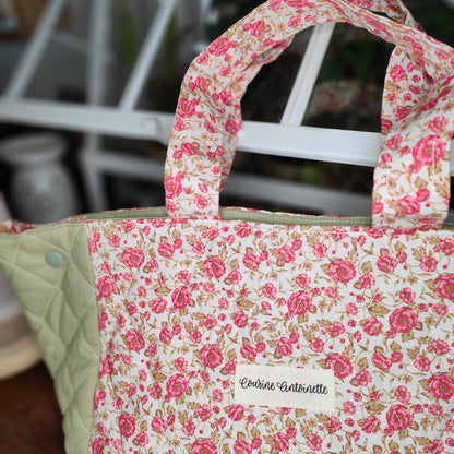 Sac à main Cousine Antoinette Emilien avec motif Pivoine, en cuir, montrant le design élégant et la texture du sac.