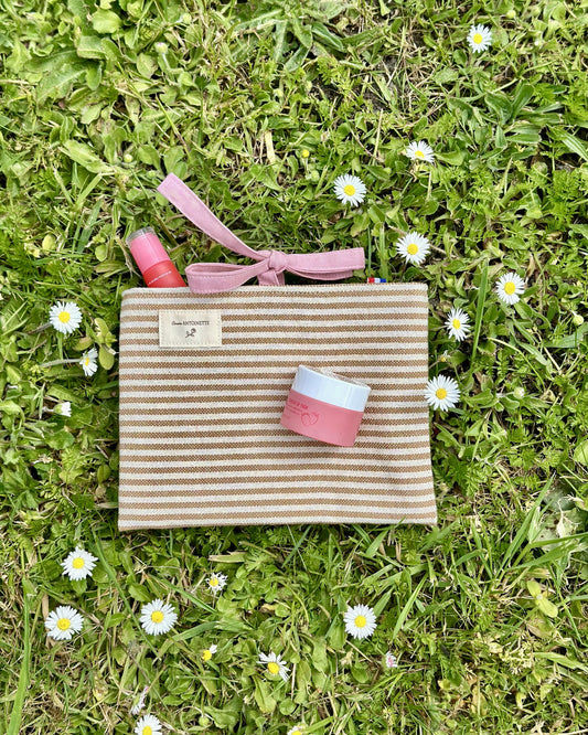 Pochette plate Deauville Blush ouverte – rayures coton écru et beige doré, nouette rose, étiquette Cousine Antoinette, cousue main en France
