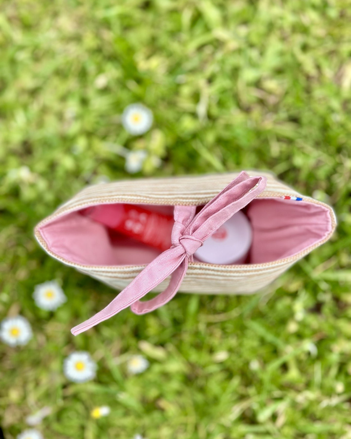 Intérieur de la pochette plate Deauville Blush – doublure coton rose, fermeture à nouettes rose, cousue main en France – Cousine Antoinette
