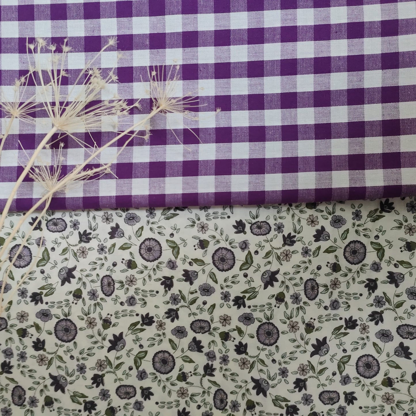 Duo de tissus Prairie - Vichy violet et Liberty fleuri noir fond écru pour housse de livre personnalisable - Cousine Antoinette
