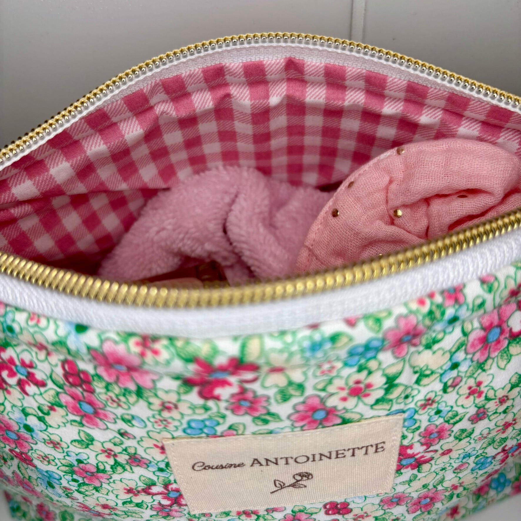 Pochette zippée Colette Rose Fleuri artisanale fait main en France, Liberty rose et doublure vichy assortie
