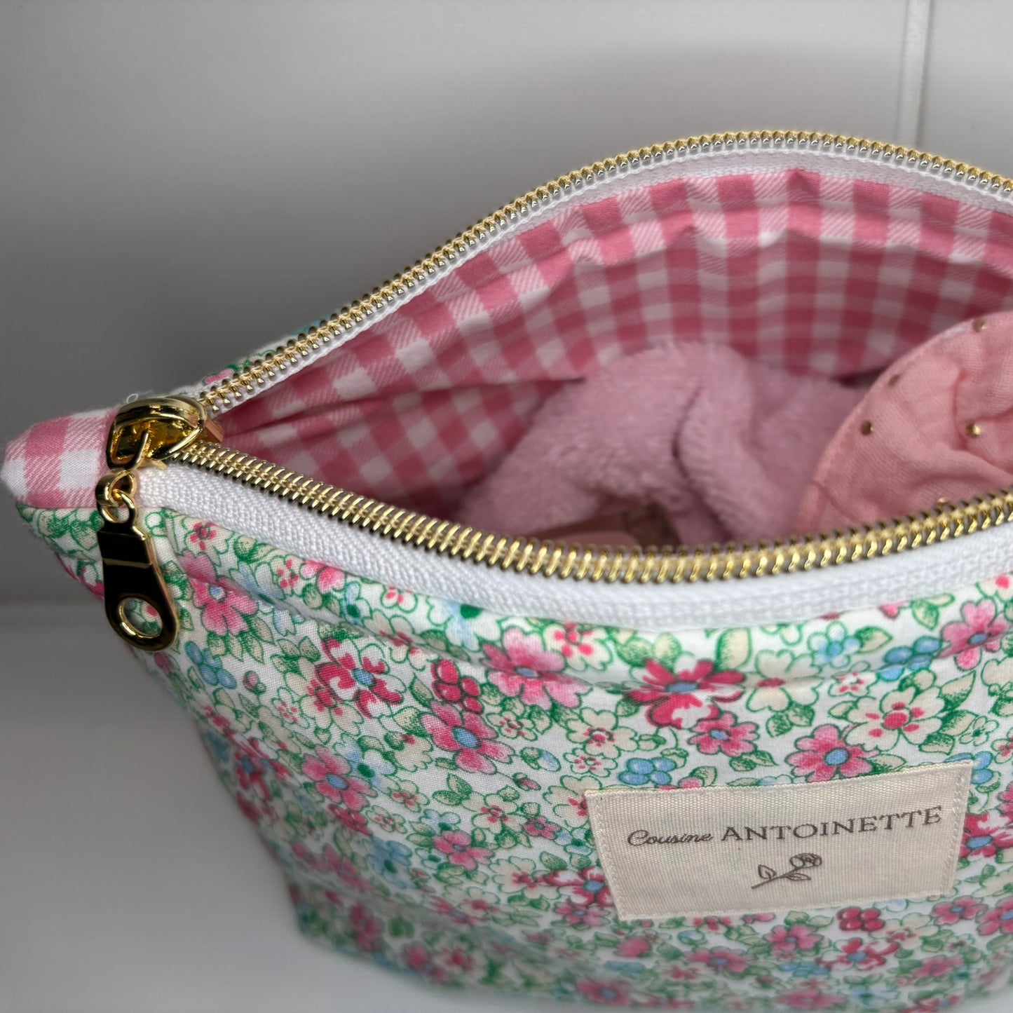 Doublure vichy rose pochette Colette Rose Fleuri, finitions artisanales françaises