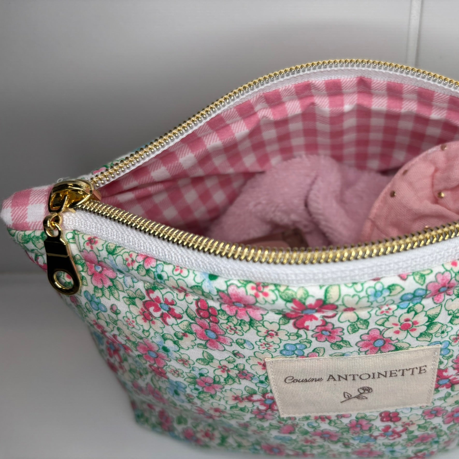 Doublure vichy rose pochette Colette Rose Fleuri, finitions artisanales françaises
