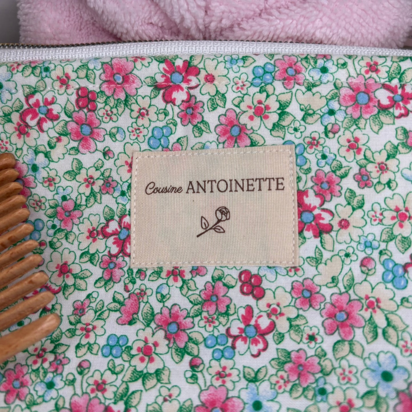 Détail imprimé Liberty Rose Fleuri sur pochette artisanale Colette, coton certifié Oeko-Tex
