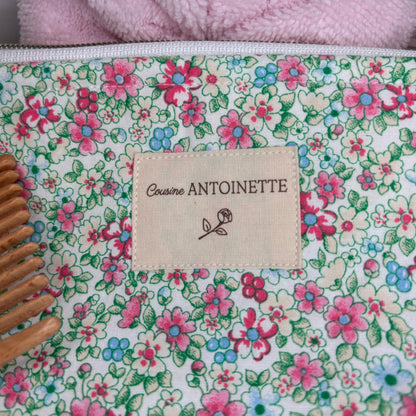 Détail imprimé Liberty Rose Fleuri sur pochette artisanale Colette, coton certifié Oeko-Tex

