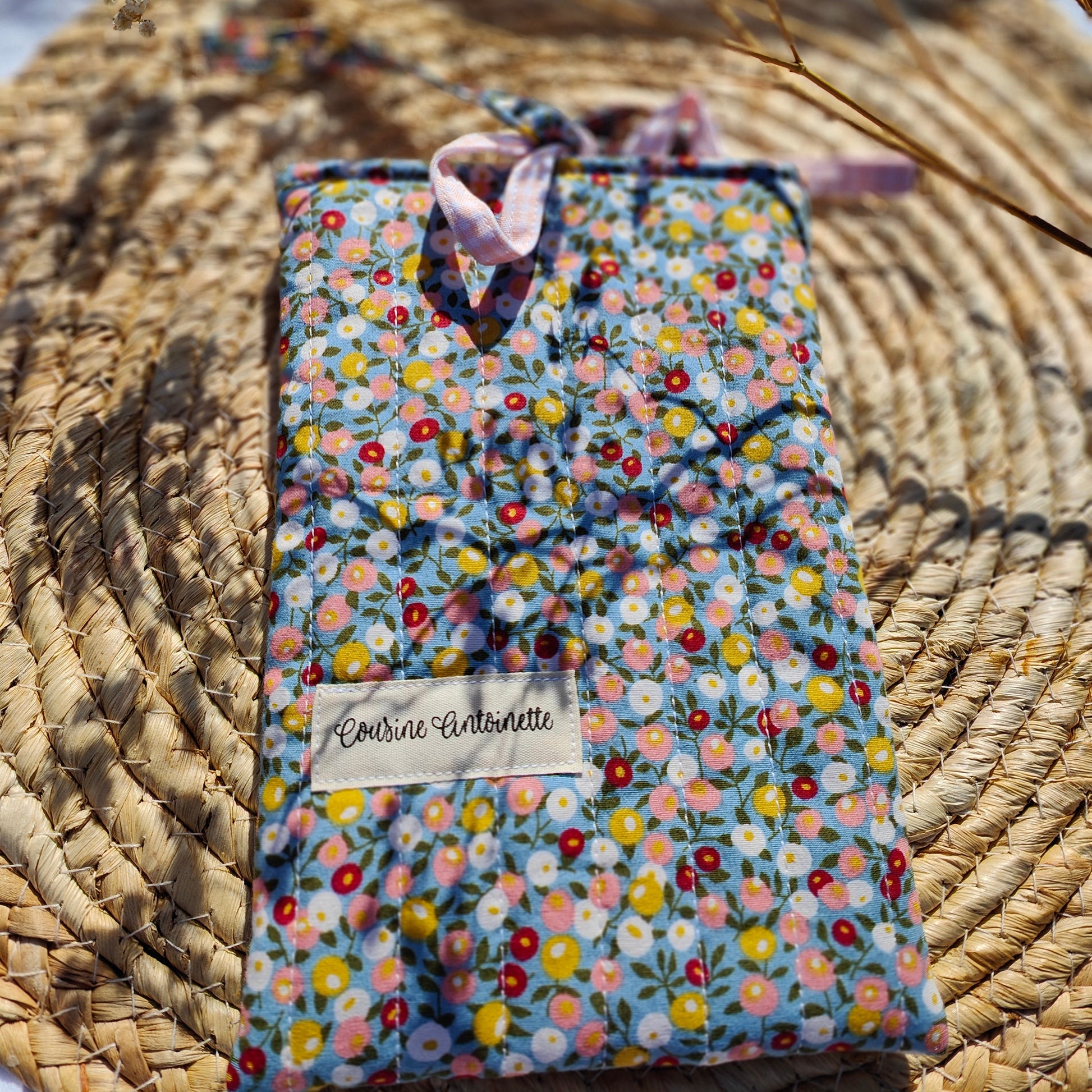 Housse de livre de poche Rosalie artisanale matelassée, motif fleuri rose, doublée vichy rose, fermeture nouettes, fait main Angers
