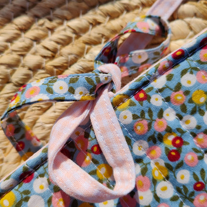 Détail tissu extérieur motif fleuri rose housse livre de poche Rosalie fait main
