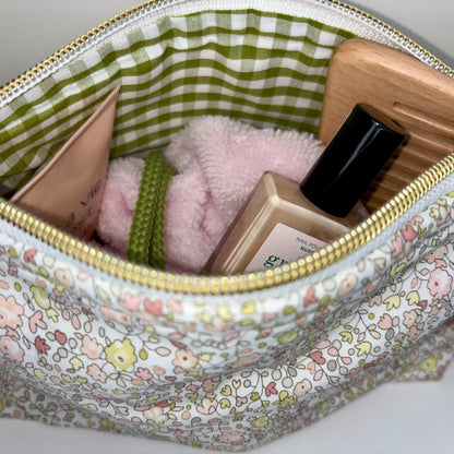 Doublure vichy vert pochette Colette Sage Fleuri, finitions artisanales françaises
